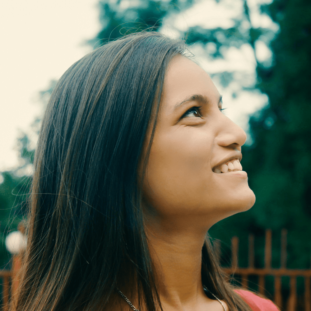 Mulher radiante, olhando para o horizonte.