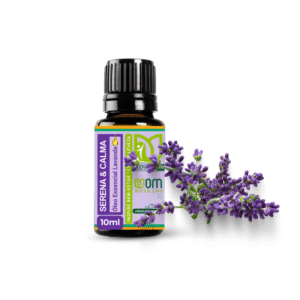 Frasco ambar com óleo essencial lavanda da Objetivo Magra com um ramo de flor de lavanda ao lado