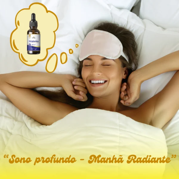 Mulher sorrindo ao acordar, deitada na cama com tapa-olhos, representando bem-estar após uma noite de sono reparador. Ao fundo, ilustração de um frasco de melatonina em destaque.