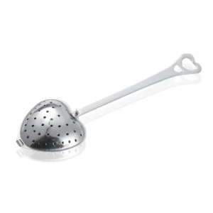 Colher infusora de chá em inox, formato de coração, fechada sobre fundo branco.