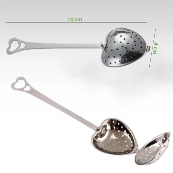 Colher para infusão de chá com medidas de 14cm x 4cm. Mostra a colher fechada e aberta, evidenciando o mecanismo de abertura prática.