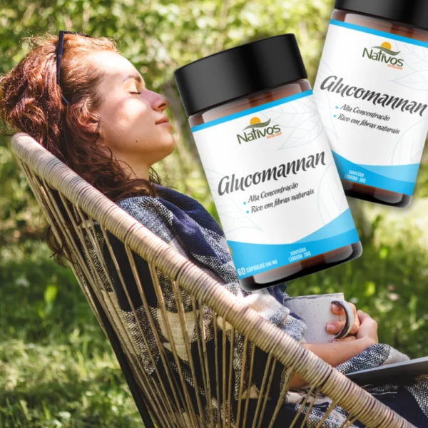 Mulher relaxando ao sol com uma xícara de chá nas mãos enquanto dois frascos de Glucomannan Objetivo Magra flutuam acima dela, representando leveza, bem-estar e os efeitos naturais do suplemento.