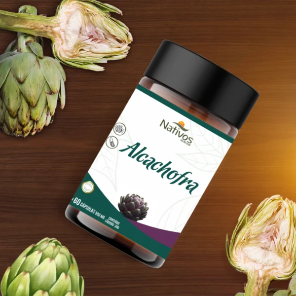 Alcachofra 500mg – frasco do suplemento ao lado de flores de alcachofra naturais