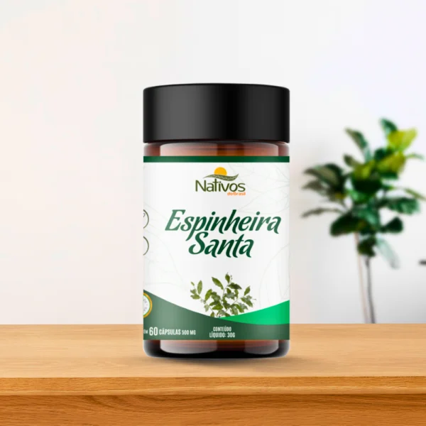 Frasco de Espinheira Santa 500mg DigestDetox Natural sobre bancada de madeira, ao lado de planta verde decorativa, transmitindo naturalidade e cuidado.