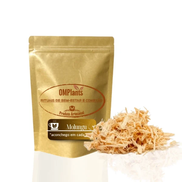 Embalagem de chá de Molungu triturado, produto artesanal lacrado, acompanhada de um ramo da planta ao maço da planta in natura, sobre fundo neutro.